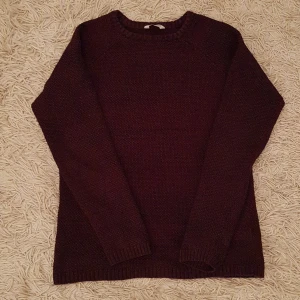  stickad tröja - Säljer denna stickade vinröda tröjan i storleken 146-152cm och är till 11-12 år men jag tycker att den sitter som 152-164 och passar 12-13 år. Tröjan är i mycket bra skick