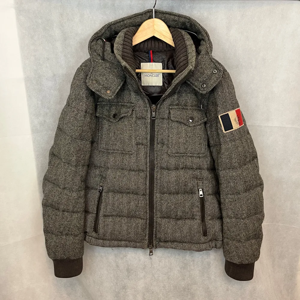 Moncler jacka i storlek 2. Passar S/M. Modellen är 185. Fint skick förutom lite slitage inuti jackan men inget som märks vid användning.. Jackor.