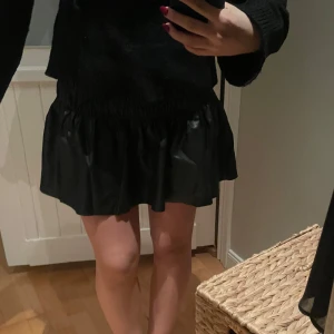 Skinn kjol - Fin svart läder kjol, aldrig använd - storlek s från Gina 