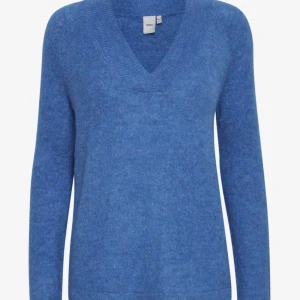 Blå stickad tröja från Ichi - Mysig blå stickad tröja från Ichi i mjukt material. Aldrig använd ny pris  599