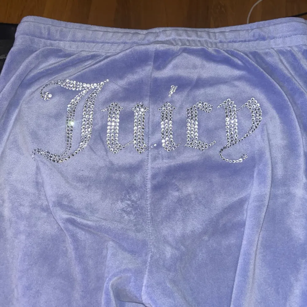 Säljer ett supermysigt blått velourset från Juicy Couture. Hoodien har en dragkedja och glittrande Juicy-text på ryggen. Byxorna är matchande med samma bling på baksidan. Perfekt för chill dagar eller när du vill känna dig extra glam. 🦋. Jackor.