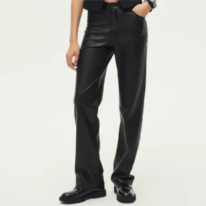 Svarta skinnbyxor - Snygga svarta skinnbyxor i loose fit  Passar både till vardags och fest. 