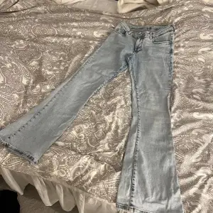 Low waist bootcut jeans från bikbok🫶🏻nästan aldrig använda