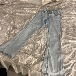 Low waist bootcut jeans - Low waist bootcut jeans från bikbok🫶🏻nästan aldrig använda