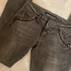 Säljer dessa eftersom dom var får små. Jeans från Miss Sixty i bra skick. De har en cool tvättad look med dekorativa nitar vid fickorna. Jeansen är lågmidjade. 🔥😇  pris kan diskuteras vid snabb affär💕