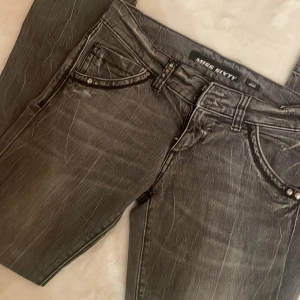 Grå jeans från Miss Sixty - Säljer dessa eftersom dom var får små. Jeans från Miss Sixty i bra skick. De har en cool tvättad look med dekorativa nitar vid fickorna. Jeansen är lågmidjade. 🔥😇  pris kan diskuteras vid snabb affär💕
