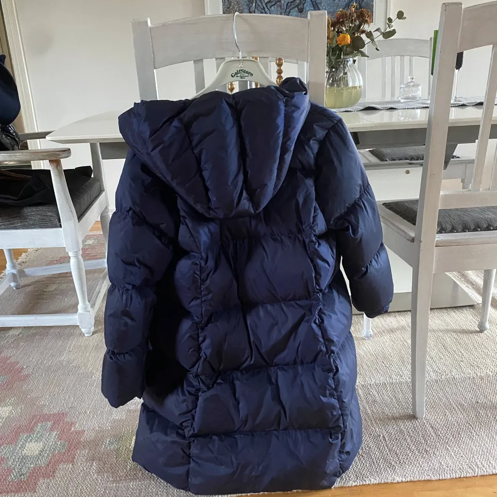 Säljer en snygg och varm mörkblå dunjacka från Polo Ralph Lauren. Den är i strl XL men då Ralph lauren jackorna är extremt små i storlekarna så hade jag jackan när jag var typ 11-12, därefter har den hängt i garderoben. Jackan går ned över rumpan. Takit.