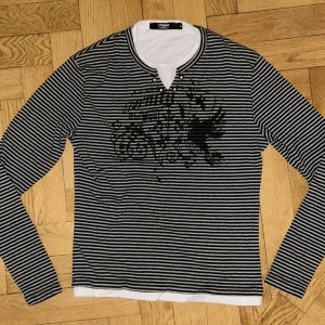 Jaded London Tee - Passform: croppad till midjan. Nypris: ~900kr