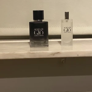 Acqua di Giò Parfym från Giorgio Armani - Säljer ca två ml av Acqua di Giò från Giorgio Armani. Den ena är en större flaska med mörk design och svart lock, medan den andra är en mindre, frostad flaska. Båda har en stilren och elegant look, perfekt för både vardag och speciella tillfällen. Doften är fräsch och tidlös.
