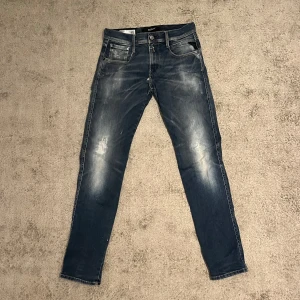 Replay jeans - Säljer ett par Replay jeans av modellen anbass. Dom är i använt skick men personligen tycker jag det bara gör dom fetare, förekommer små defekter där av priset, men dom har fortfarande mycket kvar att ge! Storlek W29 L32. Nypris ca 1600. Hör av dig vid fler frågor eller funderingar! Mvh