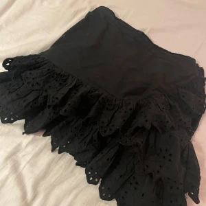 Svart kjol med volang från Zara - Säljer en jättefin svart kjol från zara💞 Dragkedjan på sidan är lite trasig, vilket gör att den ibland fastnar om man drar den längst ned. Men annars är det inget fel på den. Jag säljer då kjolen blivit för liten för mig.