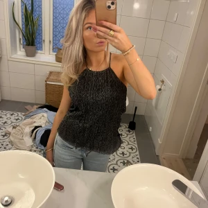  glittrig festtopp - Säljer en jätte snygg fest topp med glittriga detaljer💕