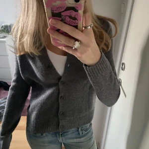 Grå kofta - Säljer en mysig grå kofta i bra skick. Aldrig använd, nypris var 600💘