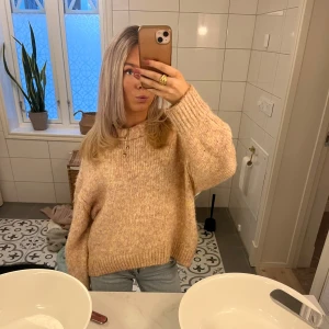 Beige/rosa stickad tröja - Säljer en jätte mysig stickad tröja i rosa/beige färg💕