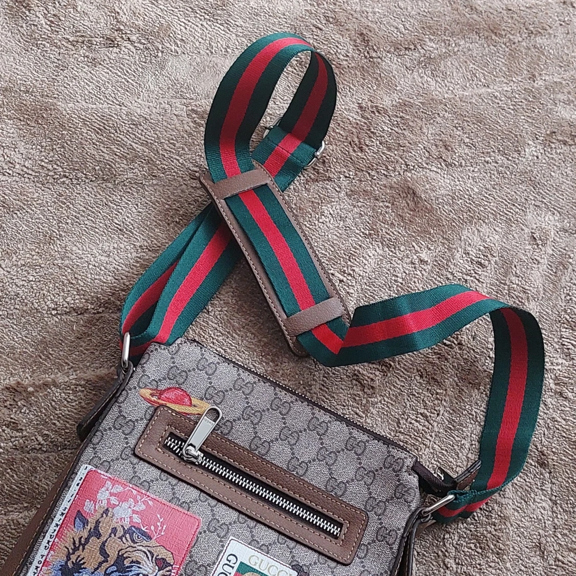 Axelväska med mönster och broderad detalj