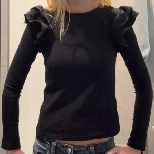 Tröja med volanger  - Superfin tröja med volanger från zara!❤️ lappen är kvar då den tyvärr aldrig kommit till användning ❤️