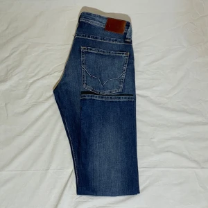 Pepe Jeans - Säljer ett par snygga blå Pepe Jeans i regular fit. Jeansen är i bra skick och storleken är W31, L30. 