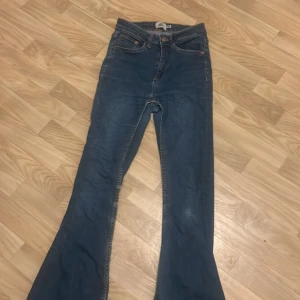 Blå jeans från 157 - Säljer ett par snygga blå jeans från 157 i storlek XS. De har en cool flare-stil som ger en retro vibe. Perfekta för både vardag och fest! 🕺