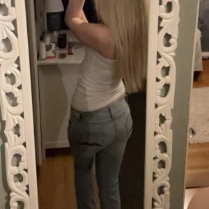 Lågmidjade jeans  - Säljer ett par snyggalågmidjade ljusblå jeans från M.A.P.P. De har dragkedjedetalj vid fickorna, 💕Perfekta för en casual look, men kan också dressas upp. De är i bra skick och passar perfekt till både vardag och fest. Säljer då de inte kommer till användning 🥰kontakta vid frågor 