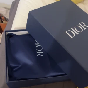  Dior B30 - Dior B30. Klass skor  	•	Storlek: 41 	•	Skick: Mycket bra, sparsamt använda 	•	Pris: 7000 kr (kan diskuteras vid snabb affär)  Nu har du chansen att äga ett par ikoniska Dior B30, en av de mest eftertraktade modellerna från Dior! Dessa skor kombinerar exklusiv design, komfort och modern streetwear-estetik på ett sätt som få andra kan. Perfekta för att lyfta din stil till nästa nivå. Nypris är mycket högre än det jag säljer för. För fler frågor och bilder det är bara och skriva på PM. 