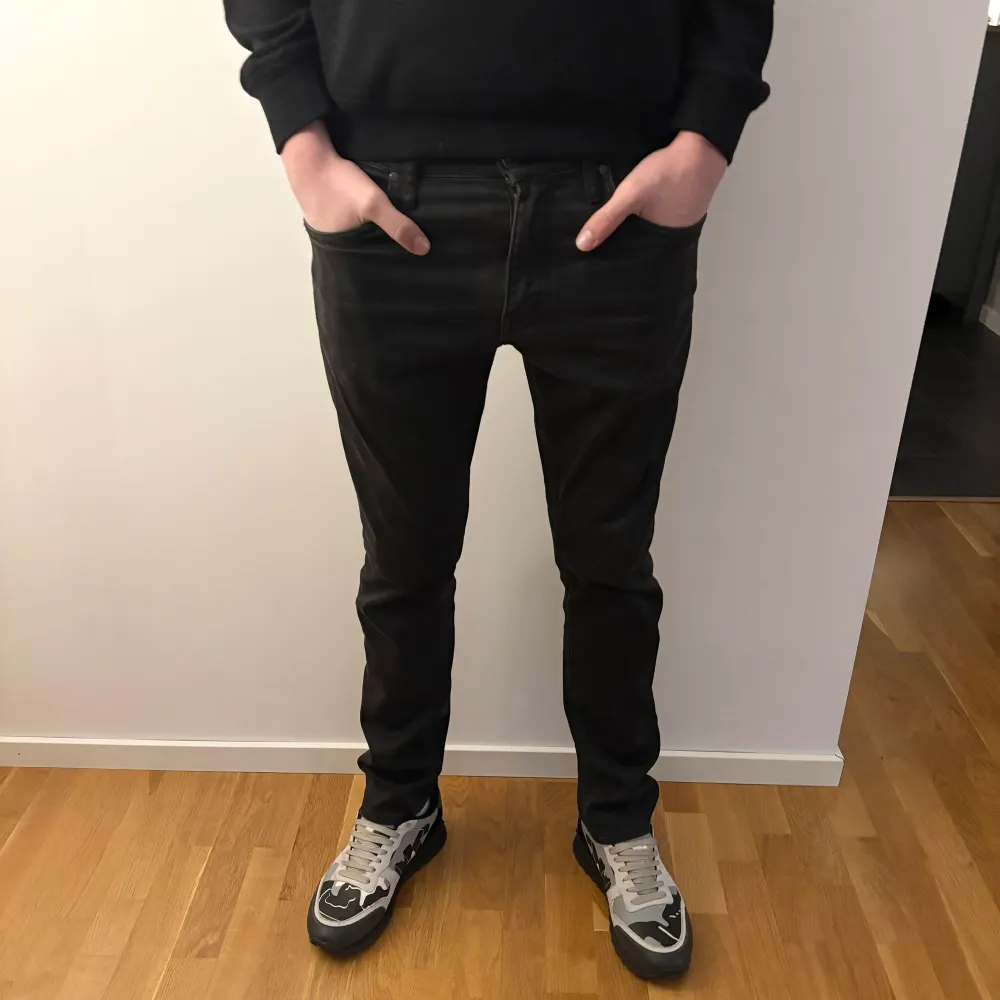 Säljer dessa snygga Tiger of Sweden jeans i storlek 31/32. Dem är i väldigt fint skick. Modellen är 185! Hör av dig vid minsta fundering! . Jeans & Byxor.