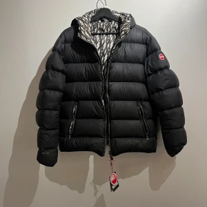 Colar jacka - Säljer en snygg vinterjacka från Colmar. Jackan är vändbar och går att använda på båda sidorna om så önskas. Jackan är i nyskick förutom ett (litet!) hål på insida armbåge som är lagat så att det inte syns. Nypris 4995kr, mitt pris 2500kr.         Hör av er om ni har frågor:)