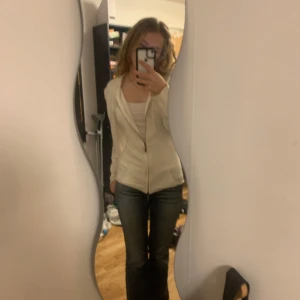 Vintage vit zip up - Säljer en vit zip up i bra skick. Den har en dragkedja framtill och en mysig huva med knytband. Den är jättesöt och höstig, och ger lite elena gilbert/twilight core. Funkar verkligen till både jeans och typ mjukisbyxor. (Är öppen till prisförslag!)