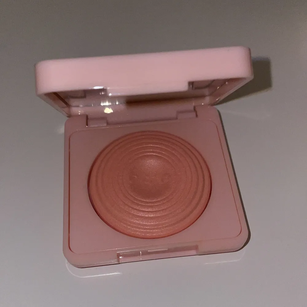 Säljer en superfin CAIA Glow Blush i färgen Pink Lemonade. Den kommer i en söt rosa förpackning med spegel inuti. Säljer den då jag råkade köpa fel och har bara använt den 1 gång med en helt ny borste dessutom. Den ger ett jättefint glow!💕 . Skönhet.