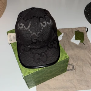 Svart keps från Gucci - Jumbo gucci keps helt nytt skick. Pris kan diskuteras 