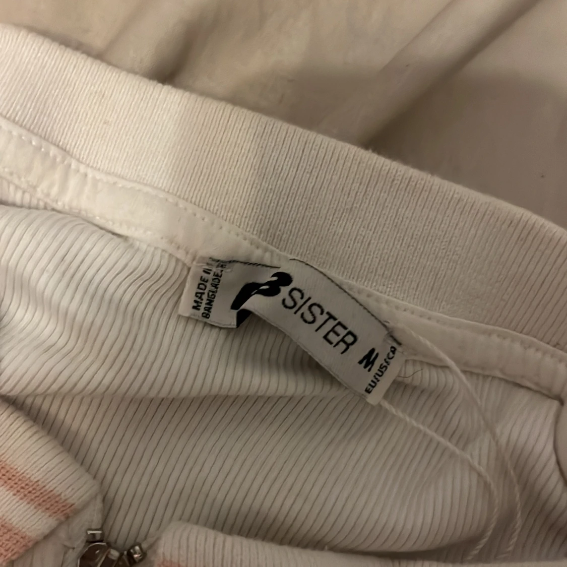 Vit ribbad polotopp från Sister - 90