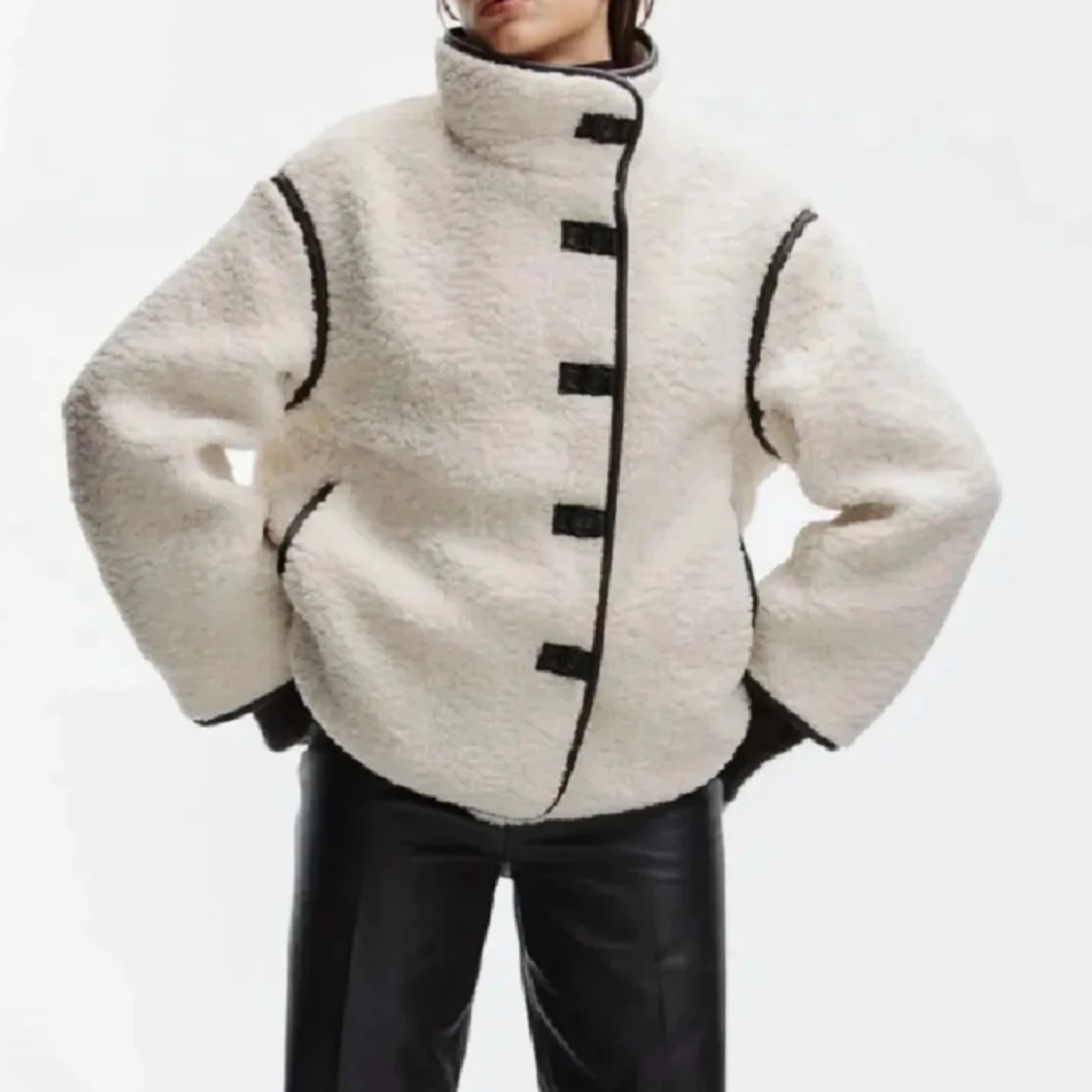 Vit teddyjacka med svarta detaljer - 90