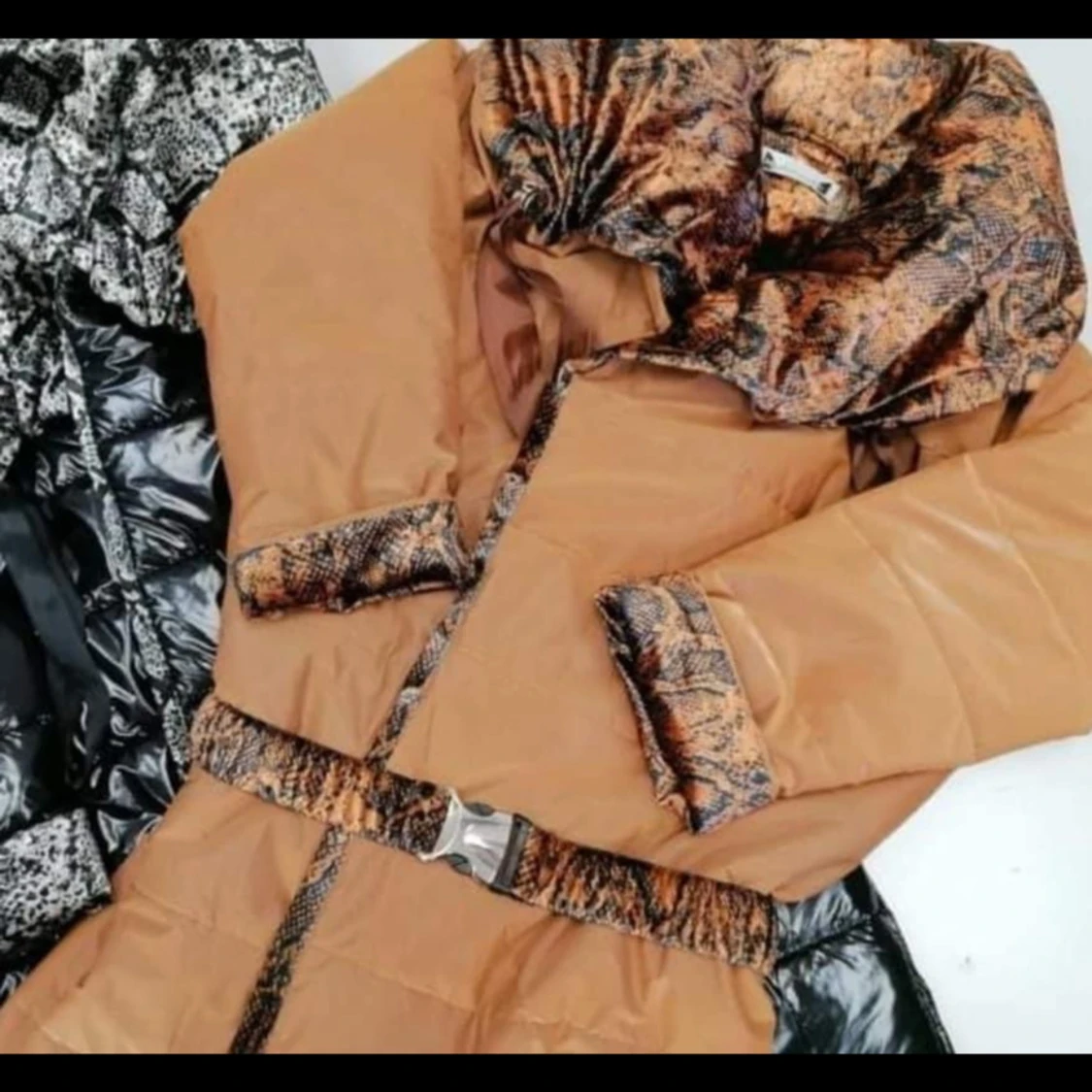 Beige pufferjacka med ormmönster - 90