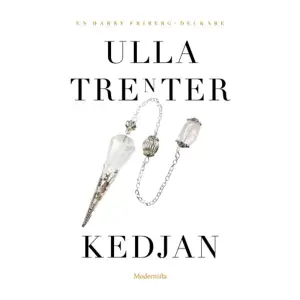 Max Harding, grundare av varuhuskedjan MAX, bor i den vackert belägna Villa Frescati utanför Roslagstull i Stockholm. Och det är där han hittar sin försäljningschef, Sture Marklund, liggande död pa marken utanför staketet. Han ringer in privatspanaren Harry Friberg. När Harry kommer dit visar det sig att huset gästas av flera personer, bland dem psykologen Lennart, och Hedda, ett av Sveriges främsta medier. Så försvinner Max. Men är han bara försvunnen - eller är han död, som en person i sällskapet hävdar? Och finns det en koppling mellan försvinnandet och den kurs Max deltagit i tillsammans med Sture, Lennart och Jan-Carl Von Hamel, administrativ chef på MAX, där interna spänningar uppstod? Ulla Trenters Kedjan är en spänningsroman i högt tempo - om seanser, politik och pengar.ULLA TRENTER [1936-2019] var en av Sveriges mest framstående deckarförfattare. Hennes författarbana inleddes efter maken Stieg Trenters bortgång då Ulla slutförde Stiegs påbörjade deckare Rosenkavaljeren. Hon skrev därefter ett stort antal kriminalromaner, många av dem med fotografen Harry Friberg och kriminalaren Vesper Johnson som huvudfigurer. Ulla var även medlem i Svenska Deckarakademin och verksam som översättare.     Format Häftad   Omfång 192 sidor   Språk Svenska   Förlag Modernista   Utgivningsdatum 2022-04-12   ISBN 9789180235860  