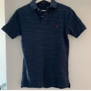 Mörkblå pikétröja från Ralph Lauren (slim fit) - Tja, säljer nu min Ralph Laurent piké, därför jag har växt ur den. Den är en storlek S med slim fit passform. Det bomull och sitter bra i ärmar och midja. Hör bara av dig vid frågor🤩