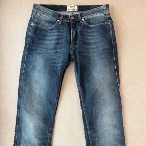 Säljer ett par feta jeans från Acne Studios i bra väldigt skick. I storlek 28, 32. Nypris 2700kr men du får dem får endast 649kr. Hör av dig vid minsta fundering✌🏻