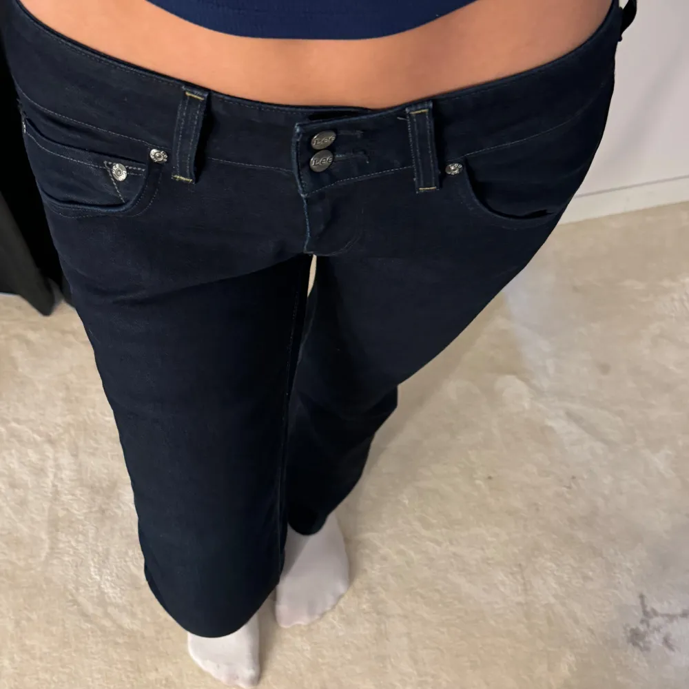 Lågmidjade jeans från Lee i strl 34/36. Personen på bilden är 170 cm lång.. Jeans & Byxor.