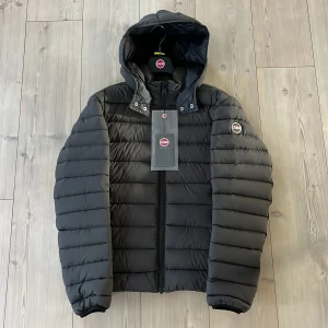  Svart Colmar jacka (NY) - Sprillans ny colmar jacka i storlek 50 passar S. Färg svart. Nypris 6000. Mitt pris 3300. Tags Samt galge medföljer 