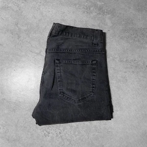Acne Studios Jeans  - Säljer ett par svarta jeans från acne studios•Storlek W32 L34•Kontakta gärna vid frågor eller funderingar!