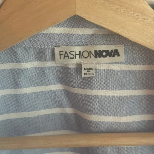 Blå och vit randig skjorta från Fashion Nova - Aldrig använt bara provet, för stor för mig. Mycket bra skick. 