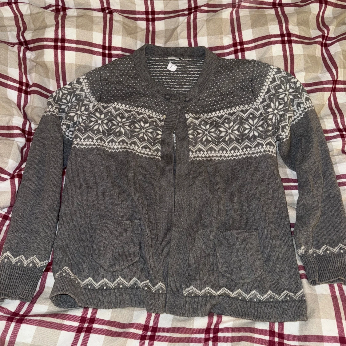 Grå stickad kofta med mönster