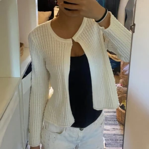 Stockh lm kofta - En jätte fin kofta, knappast använd och är i ny skick😁 Storlek 36 men passar 34/xs Väldigt bra nu när det blir lite svalare i landet. Ny pris runt 399-499 Skriv om ni har frågor eller tryck gärna på ”köp nu”💕Pris kan alltid diskuteras