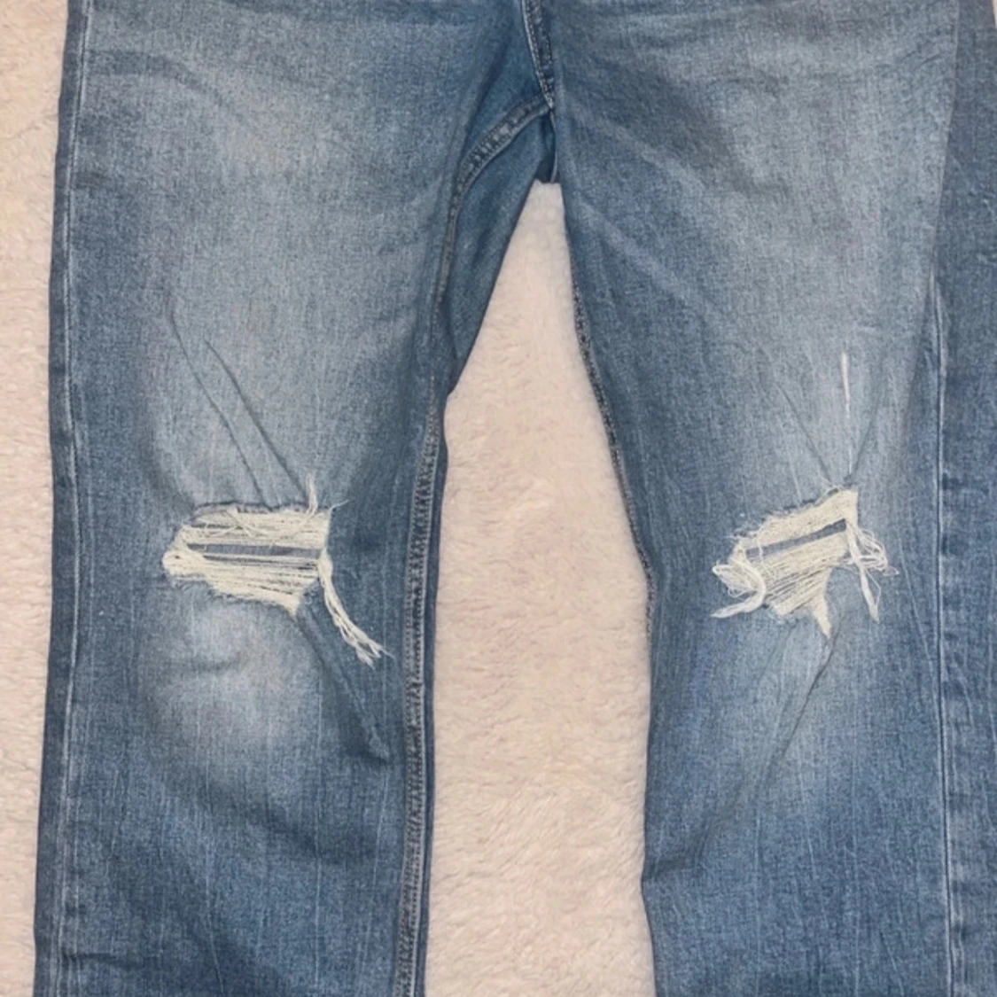 Blå jeans med slitningar - 90