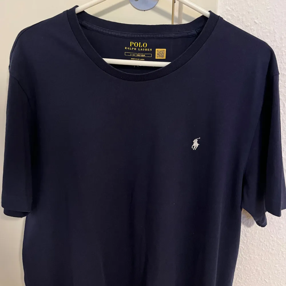 Ralph Lauren T-shirt i nytt skick. Köpt på Careofcarl för 600 kr, men mitt pris ligger på endast 249. Går att förhandla, modellen på bilden är 185 cm lång och passar bra. . T-shirts.