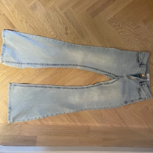 Ljusblå jeans - Säljer ett par ljusblå jeans i bra skick. De har en klassisk design med raka ben och en bekväm passform. Perfekta för vardagsbruk och kan enkelt matchas med olika toppar. Passar både vår och sommar!