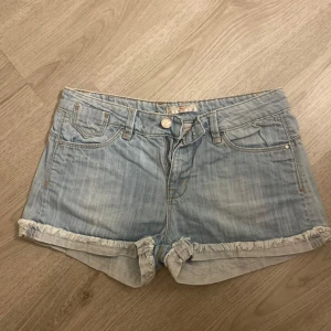 Jeansshorts  - Jeansshorts som inte kommer till användning. Skriv för fler frågor och bilder!☺️
