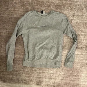 Grå tröja från DINGE - Säljer en grå tröja från DINGE med texten 'team internet' på bröstet. Tröjan är i bra skick och har långa ärmar. Perfekt för en avslappnad stil eller mysiga dagar hemma. Passar bra till både jeans och mjukisbyxor. Säljer för den är för liten