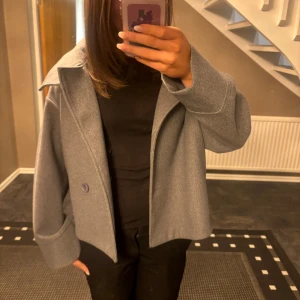 Grå kappa - Säljer en stilren grå kappa i mycket bra skick. Knappt använd köpt för 500kr 