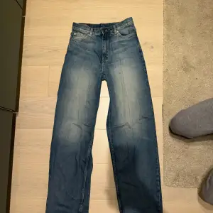 Säljer ett par blå jeans från Weekday i modellen Rail. W:27, L:34. Aldrig använda med prislappen på! 