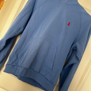 Ralph Lauren hoodie - Hoddie i storlek M (dam), saknar snören. Använd men fläckfri. 