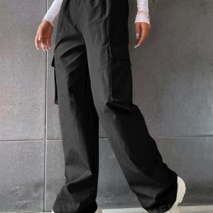 Cargo byxor - Lång, hög i midjan. Hardly used. Ej stretchig ( förutom midjan)